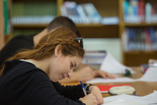 Φοιτητές του Αριστοτελείου Πανεπιστημίου Θεσσαλονίκης χρησιμοποιώντας τον Ηλεκτρονικό Υπολογιστή τους, είτε δανειζόμενοι βιβλία, διαβάζουν στην Κεντρική βιβλιοθήκη του Πανεπιστήμιου, Πέμπτη 12 Μαΐου 2016. Ξενάγηση στην Κεντρική Βιβλιοθήκη του ΑΠΘ από καθηγητές του Πανεπιστήμιου στην βιβλιοθήκη που λειτουργεί από το 1927 και έχει βραβευτεί με το βραβείο "Αρχιτεκτονική 2000" ως το καλύτερο δημόσιο κτίριο της πενταετίας 1995-1999. ΑΠΕ-ΜΠΕ/ΑΠΕ-ΜΠΕ/ΝΙΚΟΣ ΑΡΒΑΝΙΤΙΔΗΣ